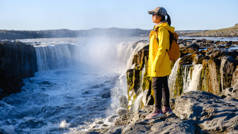 Atemberaubender Blick auf den Dettifoss-Wasserfall in Island mit einer Reisenden