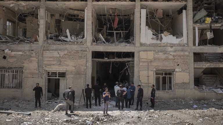 Iranische Journalisten versammeln sich vor einem Bürogebäude des Evin-Gefängnisses im Norden Teherans, das bei israelischen Angriffen zerstört wurde (1. Juli 2025)