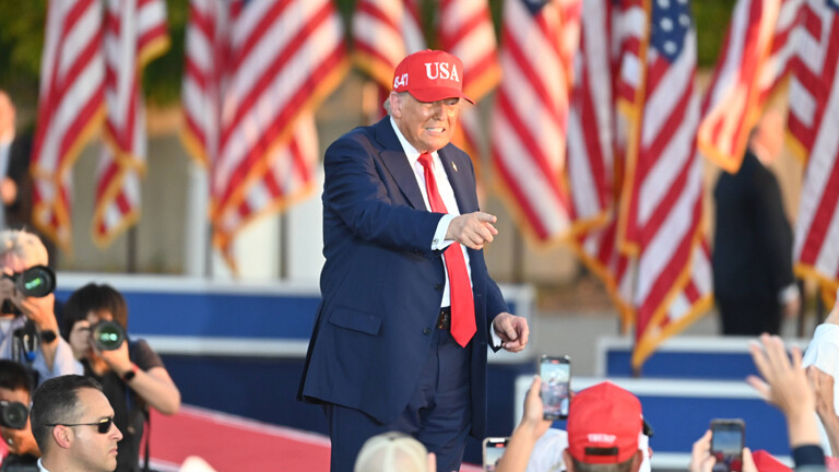 US-Präsident Donald J. Trump spricht am 3. Juli 2025 auf einer Kundgebung in Des Moines, Iowa, zu einer Menschenmenge.