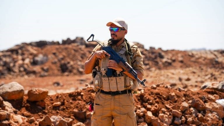 Eine bewaffnete Person in Syrien