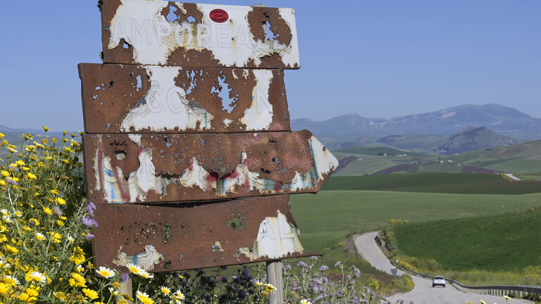 Rostige Wegweiser, die nicht mehr lesbar sind.