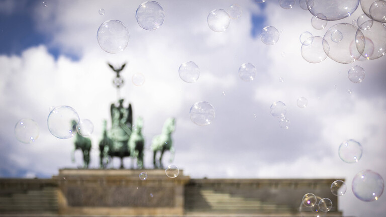 Seifenblasen vor dem Brandenburger Tor in Berlin