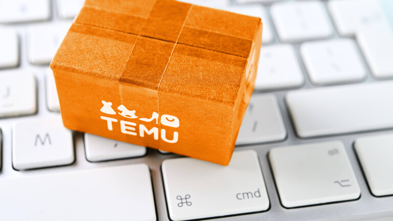FOTOMONTAGE, Paket vom chinesischen Onlinehändler Temu auf einer Computertastatur