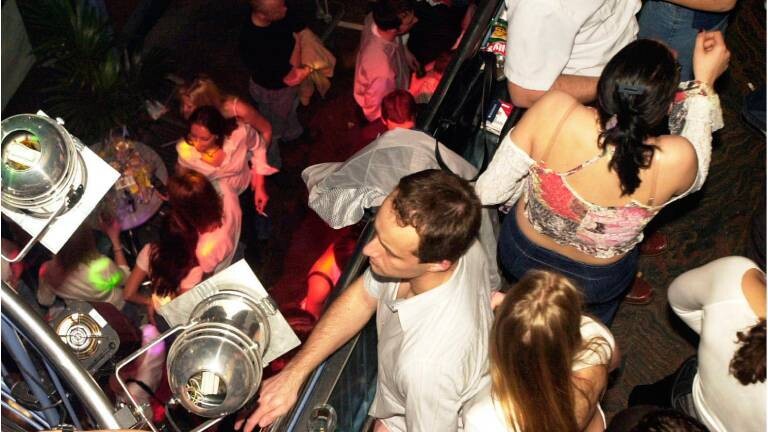 Tanzende Menschen in einem Club