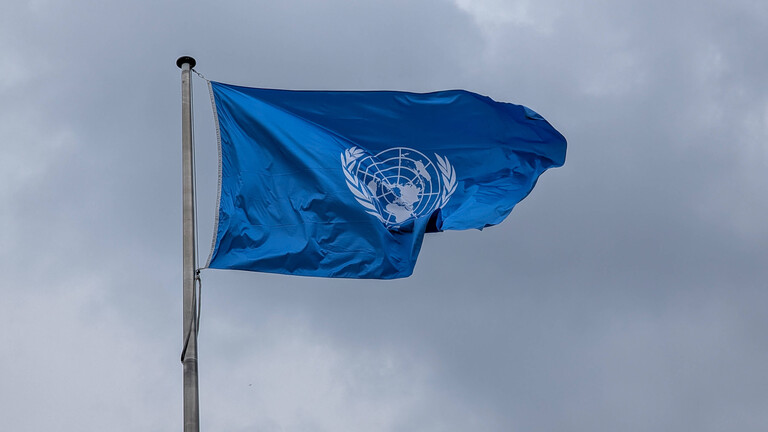 Die Flagge der Vereinten Nationen (UN) weht im Wind am UN-Campus in Bonn.
