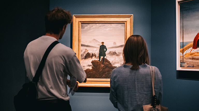 Zwei Besucher betrachten Caspar David Friedrichs Gemälde in der Hamburger Kunsthalle.