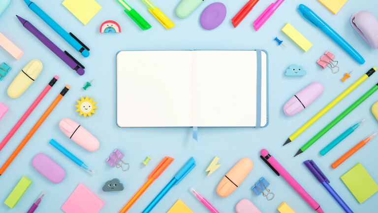 Eine Schreibunterlage mit vielen ordentlich angeordneten Schreibutensilien