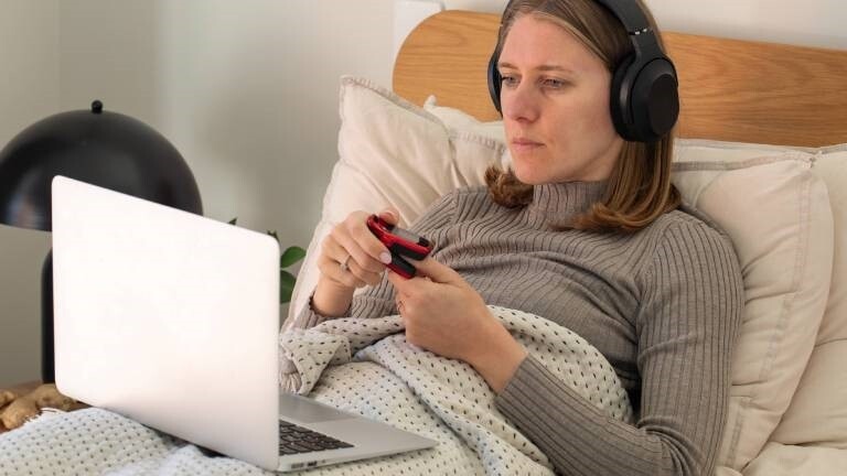 Eine Frau ist krank und konsultiert online einen Arzt