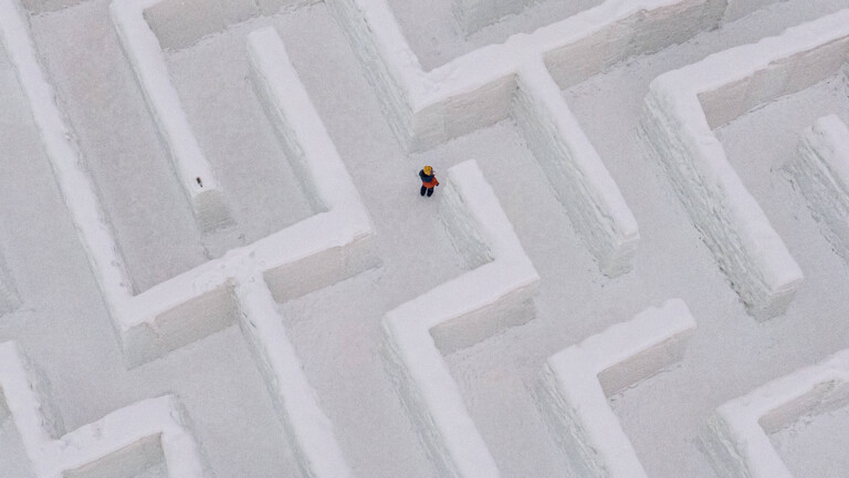 Eine Person in einem Labyrinth aus der Vogelperspektive