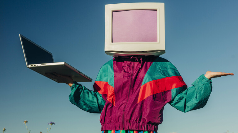 AI-Konzeptfigur in Vintage-Trainingsanzug mit CRT-Monitor-Kopf und Laptop.