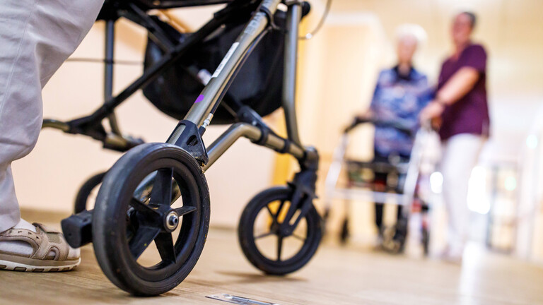 Zwei Pflegebedürftige in einem Altenpflegeheim und eine Pflegekraft