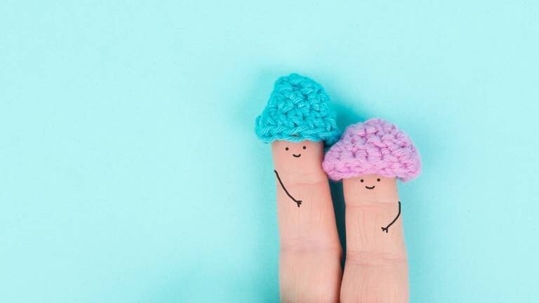 Zwei Finger nebeneinander, auf die lächelnde Gesicht gemalt sind