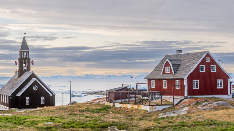 Ein traditionelles Wohnhaus am Meer im Ort Ilulissat in Grönland