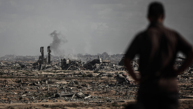 Ein Mann blickt auf die verwüstete Ruine von Gazastadt