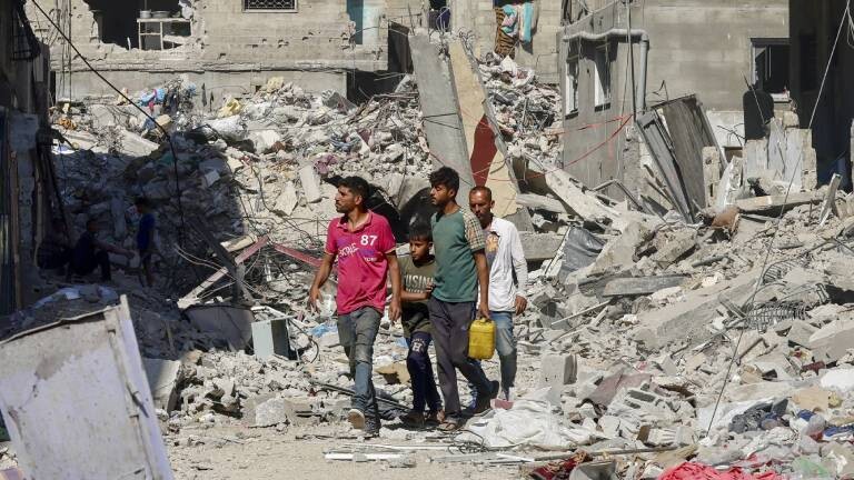 Menschen laufen durch Trümmerlandschaft in Khan Yunis, Südgaza (16.10.2025)