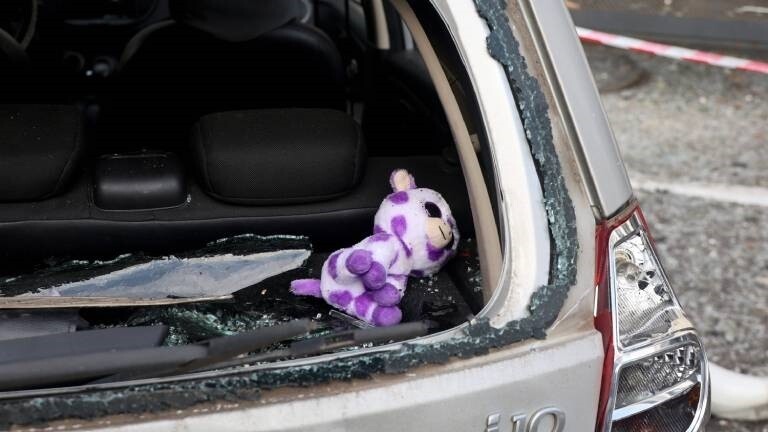 Ein Auto, das in der ukrainischen Stadt Charkiw bei einem russischen Drohnenangriff beschädigt wurde