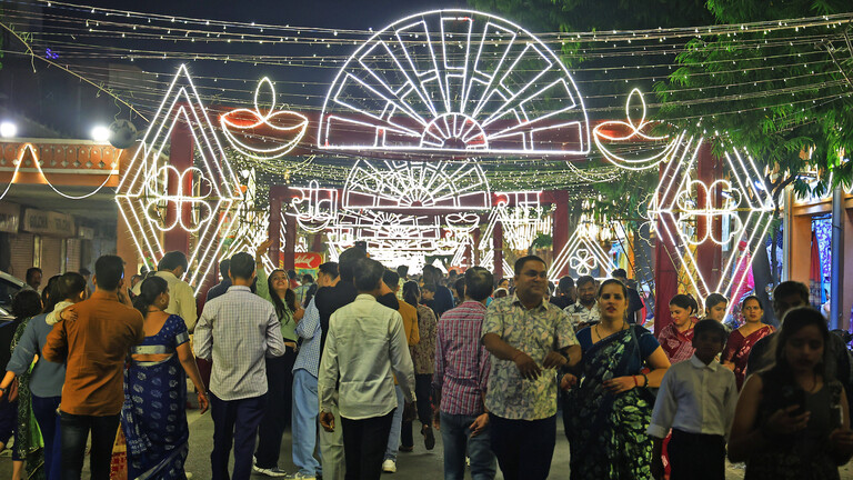 Straßenszene mit Diwali-Beleuchtung