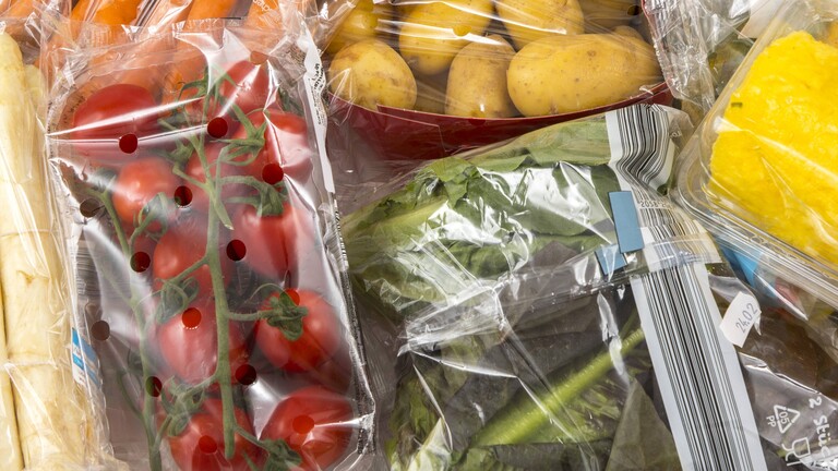 Ein Sammelsurium an Gemüse in Plastikverpackungen