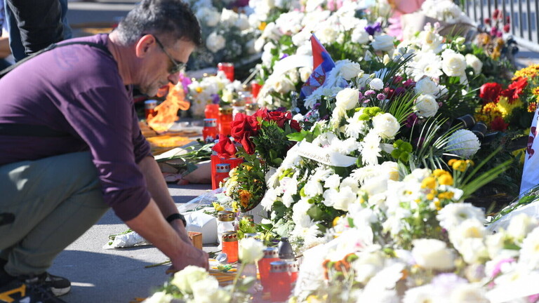 Ein Mann legt Blumen nieder für die Todesopfer des Bahnhofseinsturzes im serbischen Novi Sad.