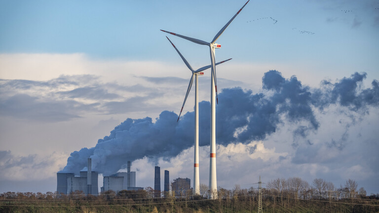 Das RWE Braunkohlekraftwerk Neurath, Windpark, Rheinisches Braunkohlerevier NRW, Deutschland Braunkohlekraftwerk