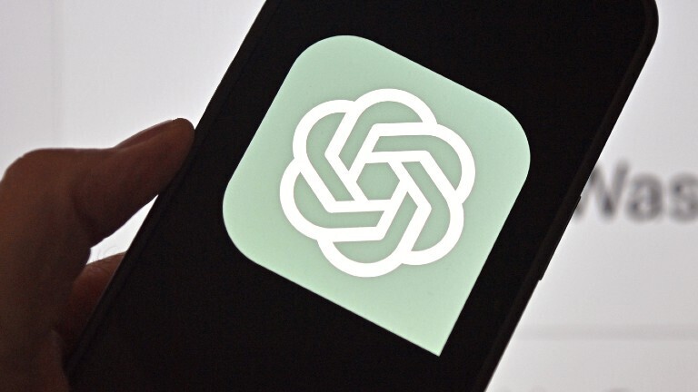 Auf einem Handybildschirm ist das Icon des Chatbots ChatGPT zu sehen.