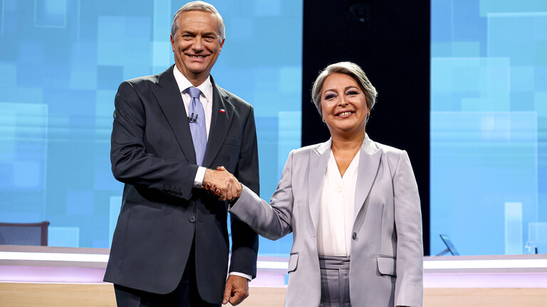 Der rechtskonservative Hardliner Jose Antonio Kast (links) tritt in einer Stichwahl um die Präsidentschaft in Chile gegen die amtierende Arbeitsministerin Jeannette Jara (rechts) der Kommunistischen Partei an.