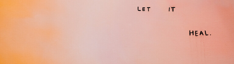 Ein modernes Gemälde, auf dem "Let it heal" steht