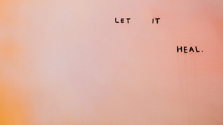 Ein modernes Gemälde, auf dem "Let it heal" steht