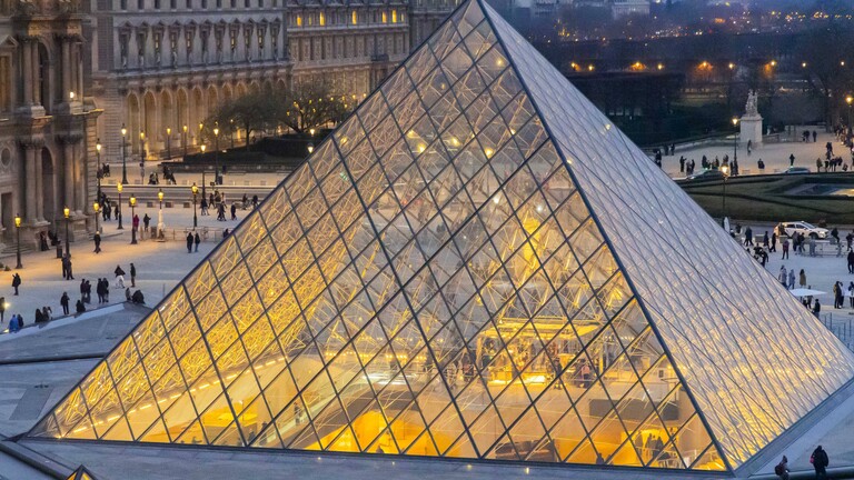 Glaspyramide des Museum Louvre in Paris