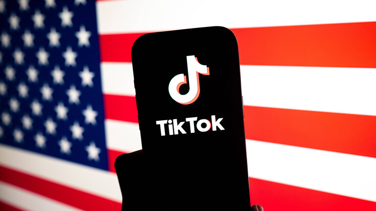 Die TikTok-App vor einer US-Flagge
