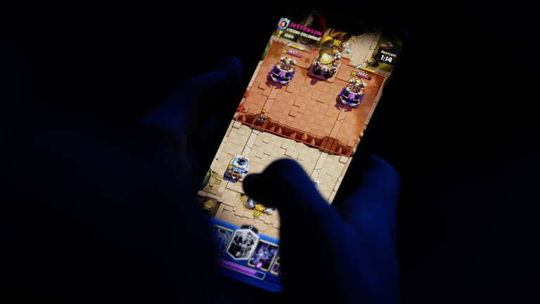 Eine Person spielt ein Mobile Game auf dem Handy