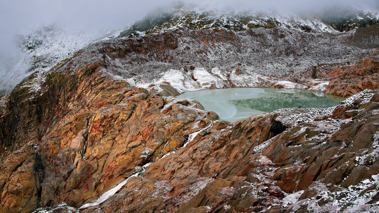 Blick auf einen Gletschersee in den Alpen