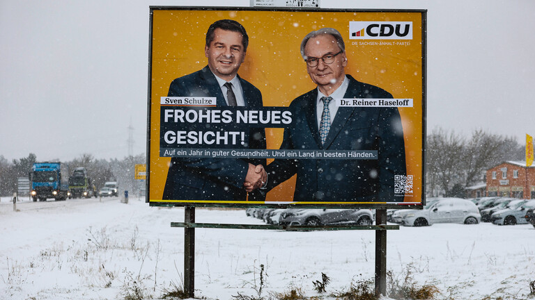 Grossplakat von Ministerpräsident Dr. Reiner Haseloff (CDU, Sachsen-Anhalt) mit Sven Schulze (CDU, Sachsen-Anhalt). Die CDU wirbt mit Sven Schulze (CDU, Sachsen-Anhalt) als Frohes neues Gesicht, der jetzt zum neuen Ministerpräsidenten gewählt wurde