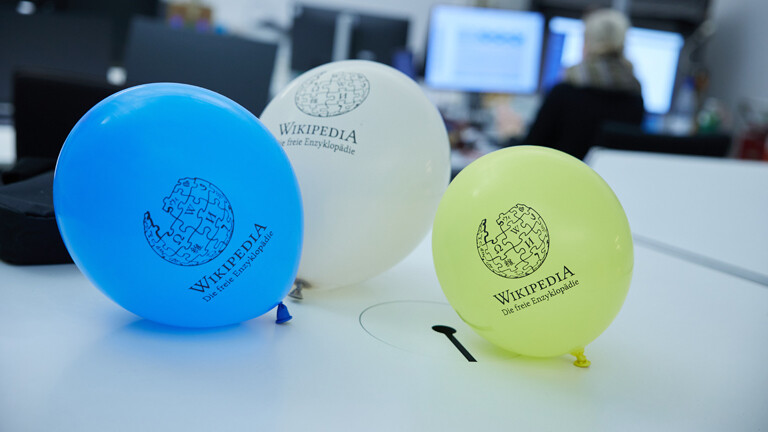 Luftballons mit dem Wikipedia-Schriftzug