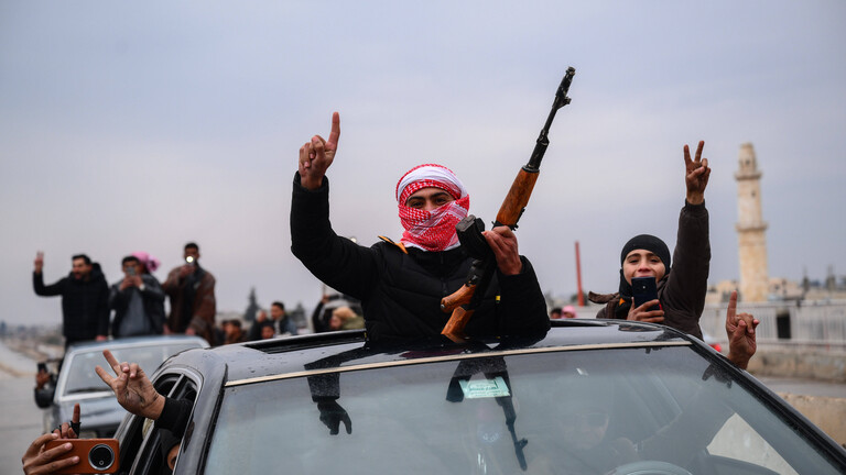 Jubelnder Mann mit Gewehr