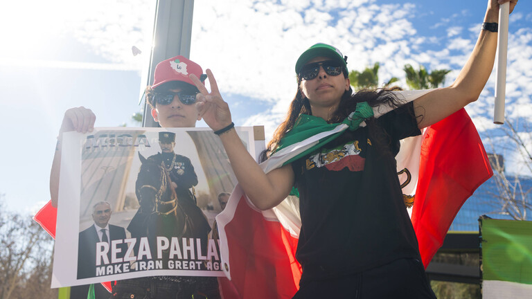 Demonstrierende in L.A. mit iranischer Flagge