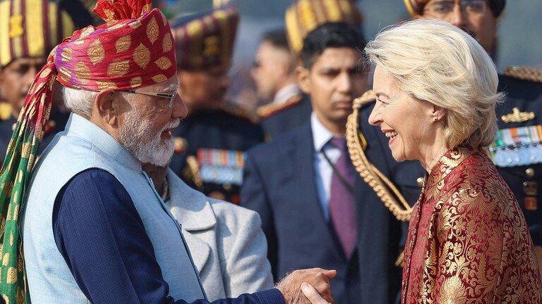 EU-Kommissionspräsidentin von der Leyen und Indiens Premierminister Modi begrüßen sich bei einem Treffen in Delhi.
