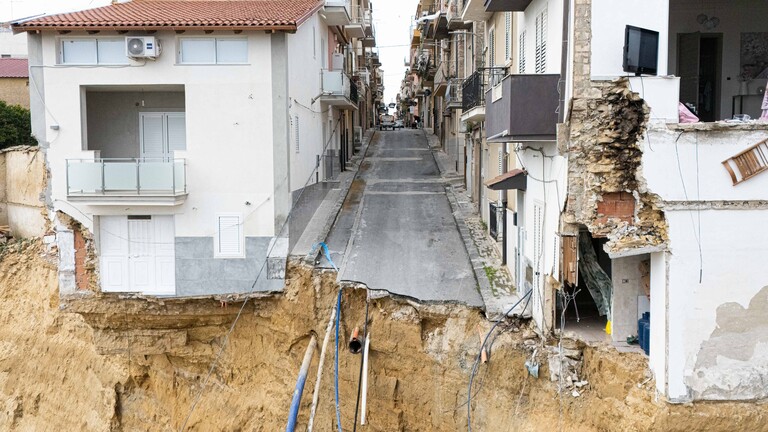 Ein Erdrutsch reißt in der sizilianischen Kleinstadt Niscemi Häuser in die Tiefe.