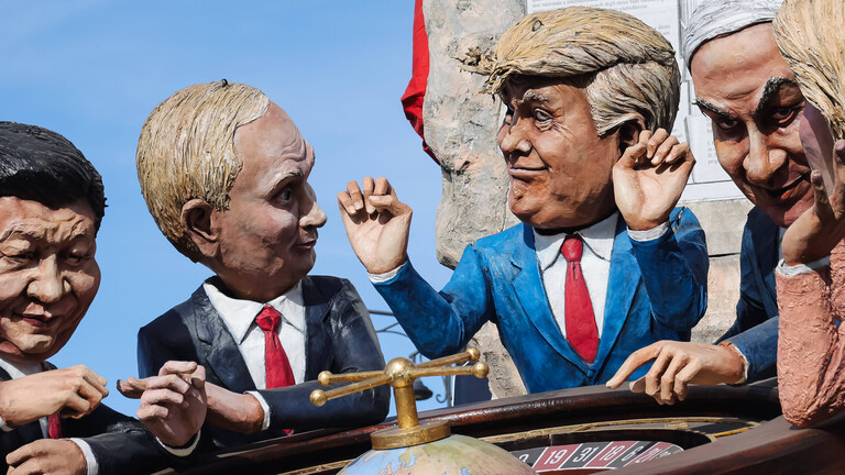 Riesige Köpfe aus Pappmache von Donald Trump, Wladimir Putin, Xi Jinping, and Benjamin Netanjahu.