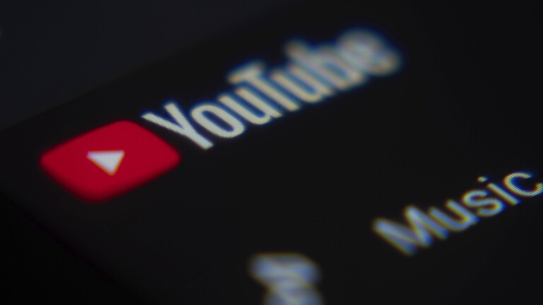 Eine Nahaufnahme eines Laptop-Bildschirms zeigt die YouTube-Weboberfläche in einem Browser.