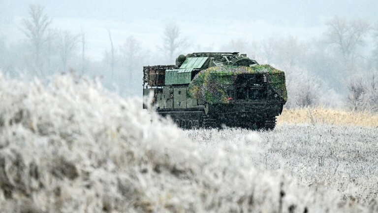 Das russische Militär fährt mit einem Panzer entlang der Frontlinie zur Ukraine.
