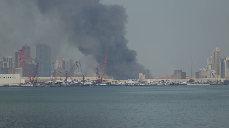 Iran greift US-Marinestützpunkt in Bahrain an. Rauchwolken steigen auf.