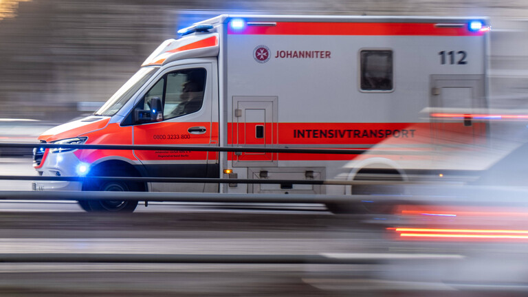 Foto eines Rettungswagens der Johanniter-Unfall-Hilfe, der mit Blaulicht schnell durch Berlin fährt