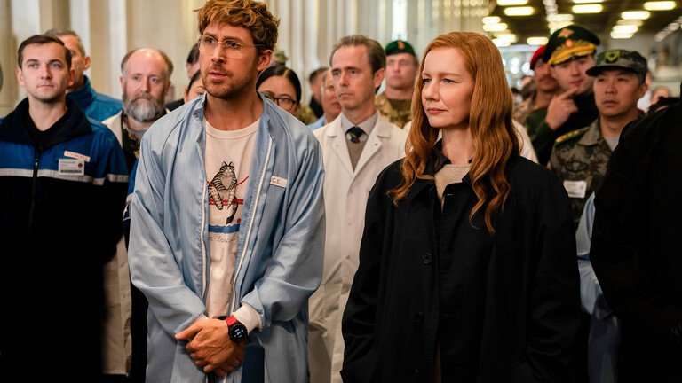 Das Bild zeigt eine Szene aus dem Film "Der Astronaut". Ryan Gosling und Sandra Hüller sind dabei in ihren Filmrollen zu sehen.