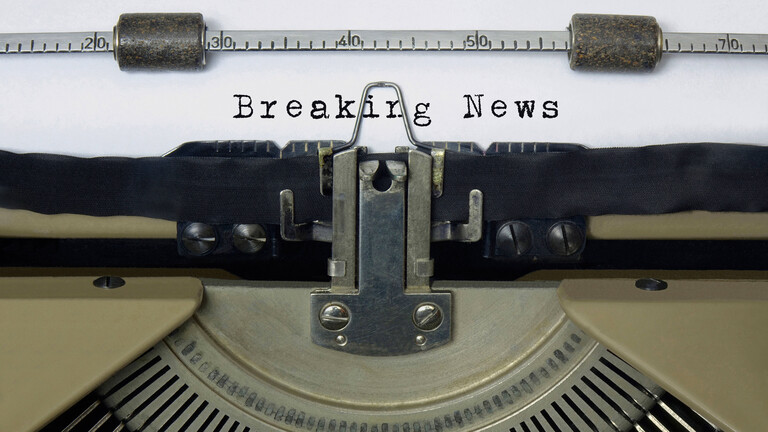 Schreibmaschine mit Schriftzug Breaking News