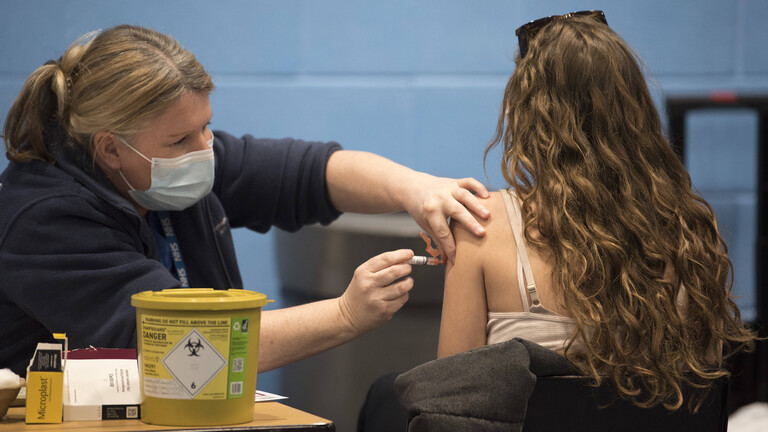 Eine Schülerin/Studentin lässt sich gegen Meningitis-Erreger impfen