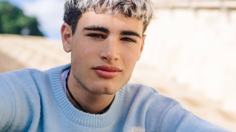 Ein junge Mann blickt in die Kamera (Symbolbild)