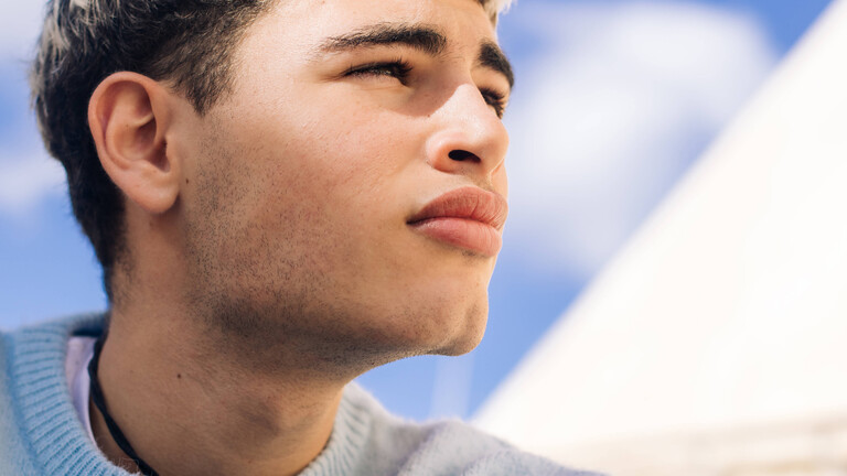 Ein junger Mann blickt in die Ferne (Symbolfoto)