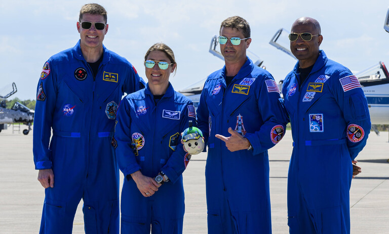 Die Astronauten und die Astronautin der Mondmission Artemis, REID WISEMAN, CHRISTINA KOCH, JEREMY HANSEN und VICTOR GLOVER posieren nach ihrer Rückkehr zur Erde für ein Foto