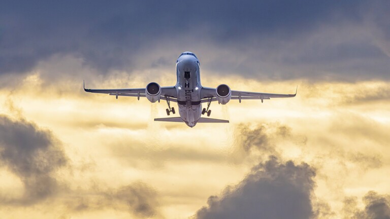 Eurowings Airbus A320 vor dunklen Wolken, Lichtstimmung am Abend